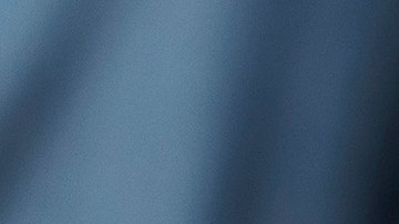 Foto del Chevrolet Bolt EV 2021 junto a una persona