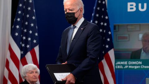 Biden se reunió con banqueros y financistas para que pidieran al Congreso elevar el techo de la deuda.