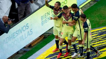 Mauro Lainez celebrando junto a sus compañeros el segundo gol