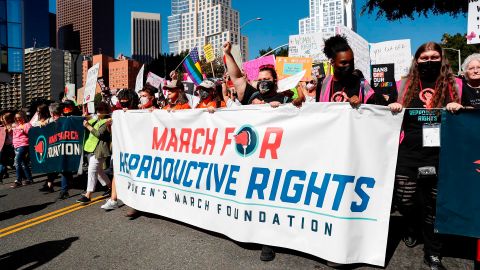 Los Angeles (United States), 02/10/2021.- Pro-choice supporters participate in a march for reproductive rights in Los Angeles, California, USA, 02 October 2021. Demonstrators marched against Texas' six-week abortion ban, which allows individuals to sue abortion providers and patients. (Estados Unidos) EFE/EPA/CAROLINE BREHMAN