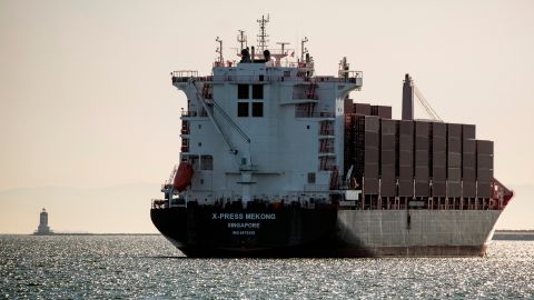 Un contenedor espera que le den acceso al Puerto de Los Ángeles.