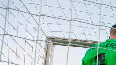 El portero del FC Barcelona, Ter Stegen, reacciona tras el segundo gol del Real Madrid.