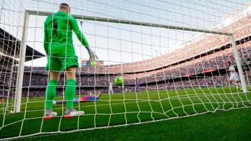 El portero del FC Barcelona, Ter Stegen, reacciona tras el segundo gol del Real Madrid.