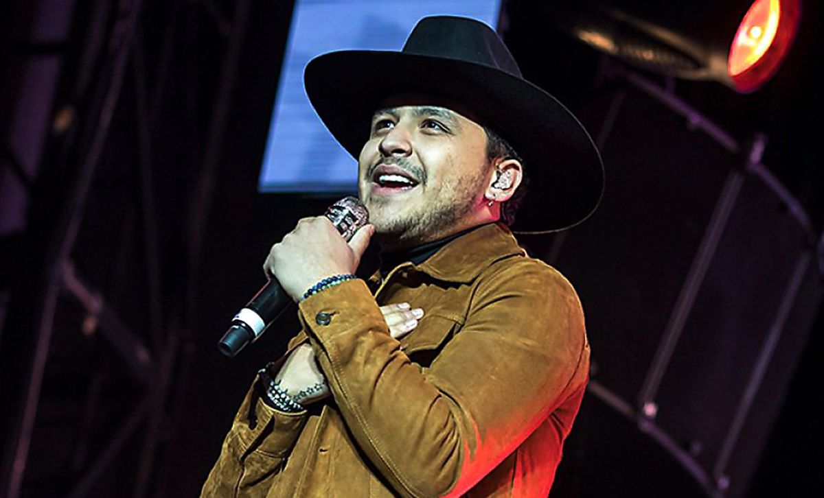 VIDEO: Christian Nodal gives Belinda’s ring in full concert to another woman