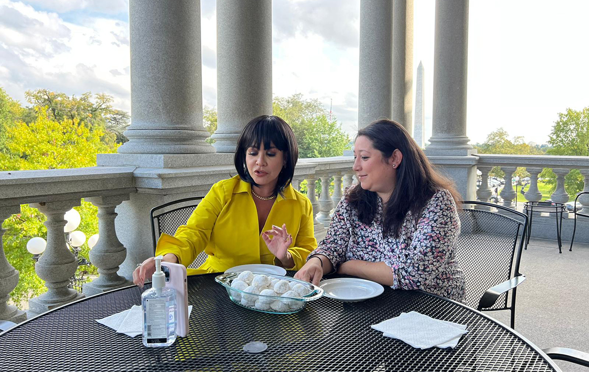 Carolina Sandoval junto a Pili Tobar, subdirectora de comunicaciones de la Casa Blanca