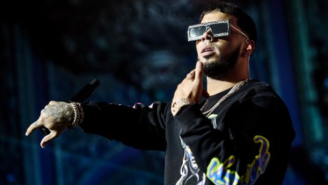 Anuel AA y una fan viven un momento incómodo que luego fue solventado.