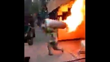 Alexis Ramírez Sánchez, Bombero de la CDMX, arriesga su vida al cargar tanque de gas en llamas.