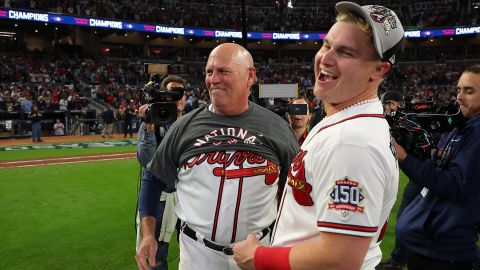 Brian Snitker, el mánager de Bravos de Atlanta que llevó a su equipo a una Serie Mundial tras 21 años de ausencia.