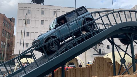 Foto del Ford Bronco atravesando un puente