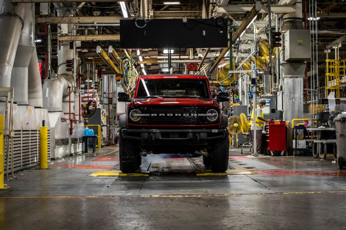 Foto del Ford Bronco saliendo de la línea de producción