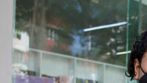 Carmen Alvarez muestra uno de los libros para su hija