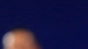 El capitán intenta resolver sus asuntos personales para viajar.