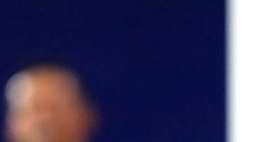 El capitán intenta resolver sus asuntos personales para viajar.