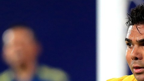 El capitán intenta resolver sus asuntos personales para viajar.