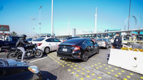 Inmigrantes tratan de llegar a la línea fronteriza en moto. (Manuel Ocaño)