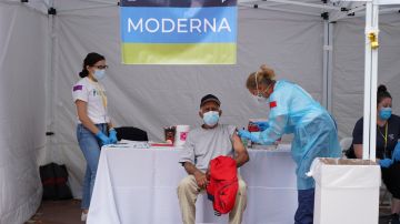Celebración del Día de Muertos en Los Ángeles, con campaña de vacunación gratuita incluida