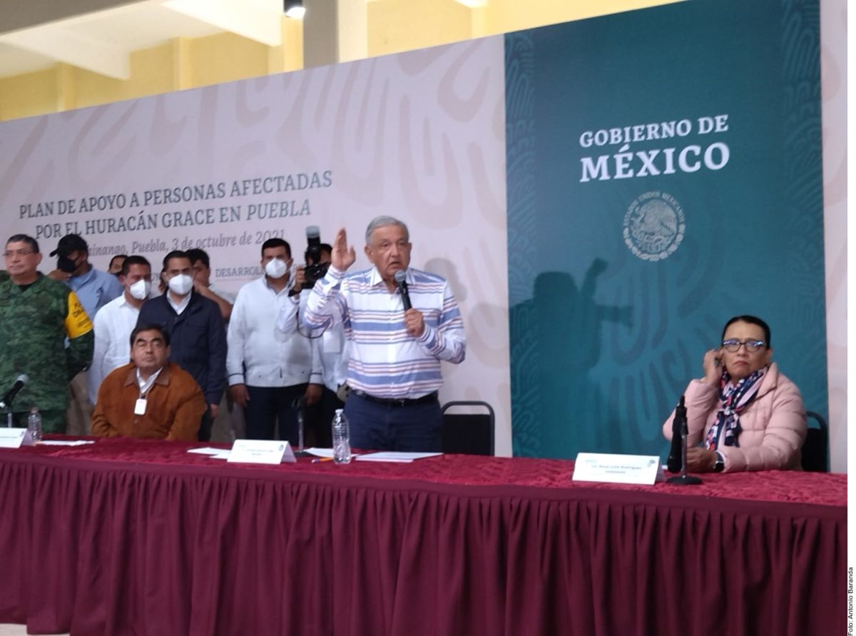 Manifestantes en Puebla dan portazo a la reunión de trabajo de AMLO y logran burlar la seguridad del presidente mexicano.
