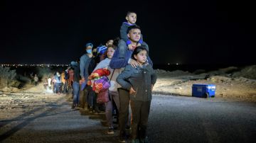 EE.UU. podría pagar millones de dólares a familias separadas en la frontera bajo el gobierno de Trump