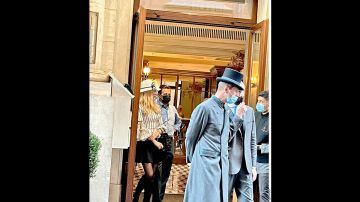 Enrique Peña Nieto y Tania Ruiz son grabados saliendo de un hotel de lujo en Roma Italia.