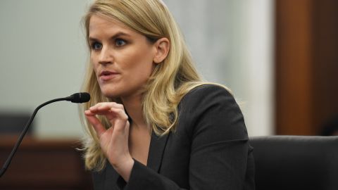Ex empleada de Facebook dice ante congreso de EE.UU. que la red social lastima a los niños y alimenta la división