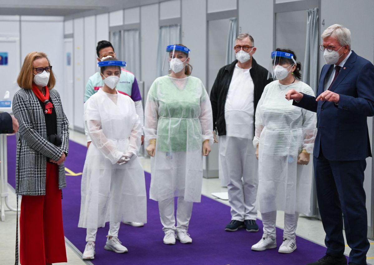 Belén Garijo (izq.), CEO de Merck KGaA, junto a químicos y farmacéuticos en una visita a su planta de Darmstadt, uno de los laboratorios donde se desarrolló el medicamento contra el covid-19.
