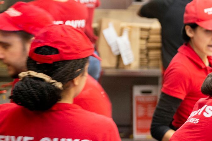 Empleados en cocina de Five Guys