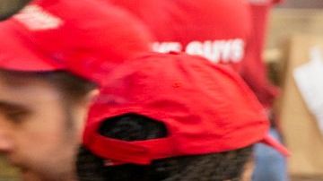 Empleados en cocina de Five Guys