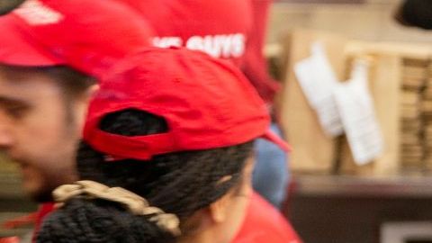 Empleados en cocina de Five Guys