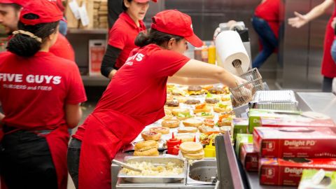 Empleados en cocina de Five Guys