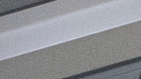 Foto de varios empleados de Ford trabajando en su planta de vehículos eléctricos