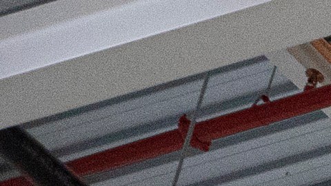 Foto de varios empleados de Ford trabajando en su planta de vehículos eléctricos