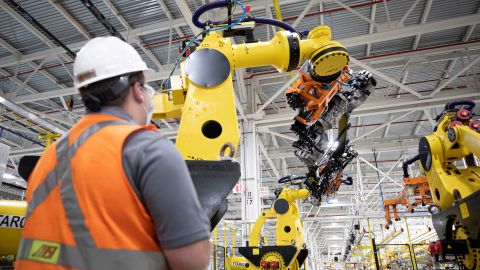 Foto de varios empleados de Ford trabajando en su planta de vehículos eléctricos