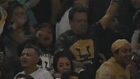 Fanáticos de México protagonizaron una nueva pelea en el Estadio Azteca.