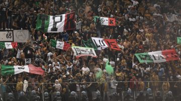 Fanáticos de México protagonizaron una nueva pelea en el Estadio Azteca.