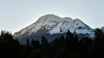 Las autoridades ecuatorianas continúan en labores de búsqueda y rescate de los montañistas en el Chimborazo.