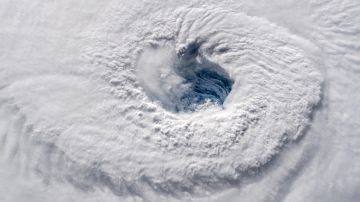 VIDEO: Un dron grabó imágenes inéditas al navegar debajo de un huracán de categoría 4