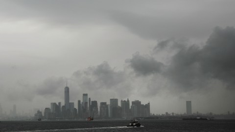 Un sistema de baja presión atmosférica se está formando en la costa Este y podría generar fuertes lluvias e inundaciones repentinas esta semana desde Nueva Jersey hasta Massachusetts.