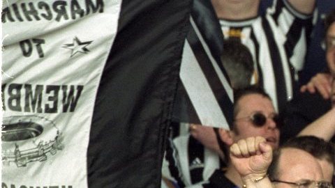 La afición celebrando en el St. James Park de Newcastle