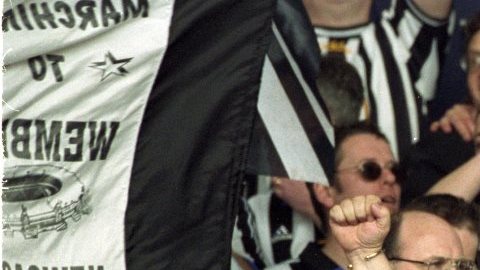 La afición celebrando en el St. James Park de Newcastle