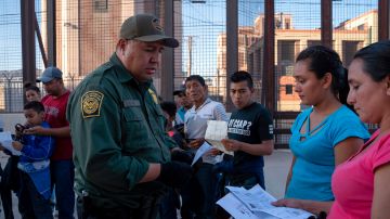 La política Permanecer en México impactó a más de 60,000 inmigrantes, según activistas.