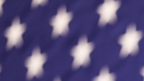 Jefe de comunicaciones de Kamala tuvo que disculparse por viejos tweets contra inmigrantes
