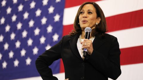 Jefe de comunicaciones de Kamala tuvo que disculparse por viejos tweets contra inmigrantes