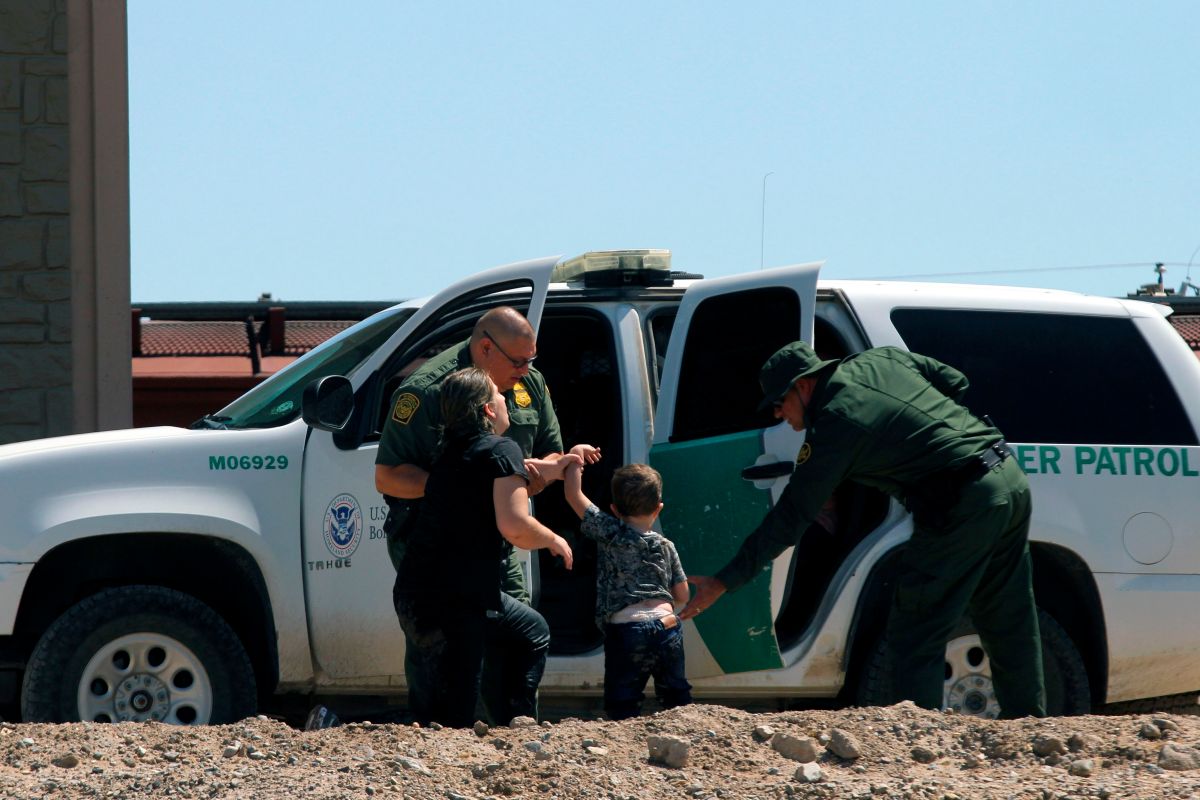 Migrantes de Brasil se  entregan a agentes de la Patrulla Fronteriza de Estados Unidos para solicitar asilo después de cruzar el Río Bravo visto desde Ciudad Juárez, Estado de Chihuahua.