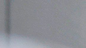 Una mujer saluda a detenidos en un Centro de Detención de ICE.