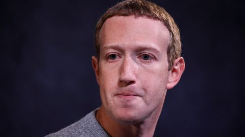 Zuckerberg, el fundador de Facebook, rechazó que la red social priorice ganancias sobre discursos de odio.