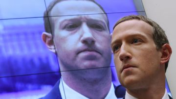 Mark Zuckerberg se queja del intento de crear imagen falsa de su red social tras "Papeles de Facebook"