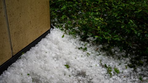 La lluvia de granizo que cayó en el este de Australia provocó daños leves a estructuras y vehículos en la región.