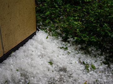 La lluvia de granizo que cayó en el este de Australia provocó daños leves a estructuras y vehículos en la región.