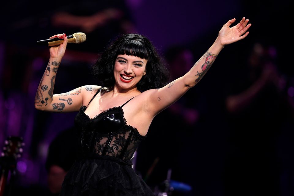 Mon Laferte Deja De Ser Chilena Y Celebra Ser Oficialmente Mexicana Cantando El Himno De México 4269