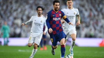 Messi enfrentando a Isco Alarcón y Toni Kross con el Barcelona